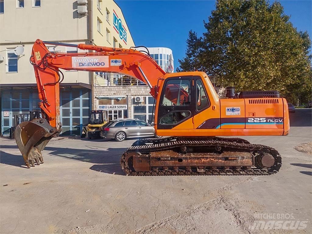 Doosan SOLAR 225NLC-V Raupenbagger
