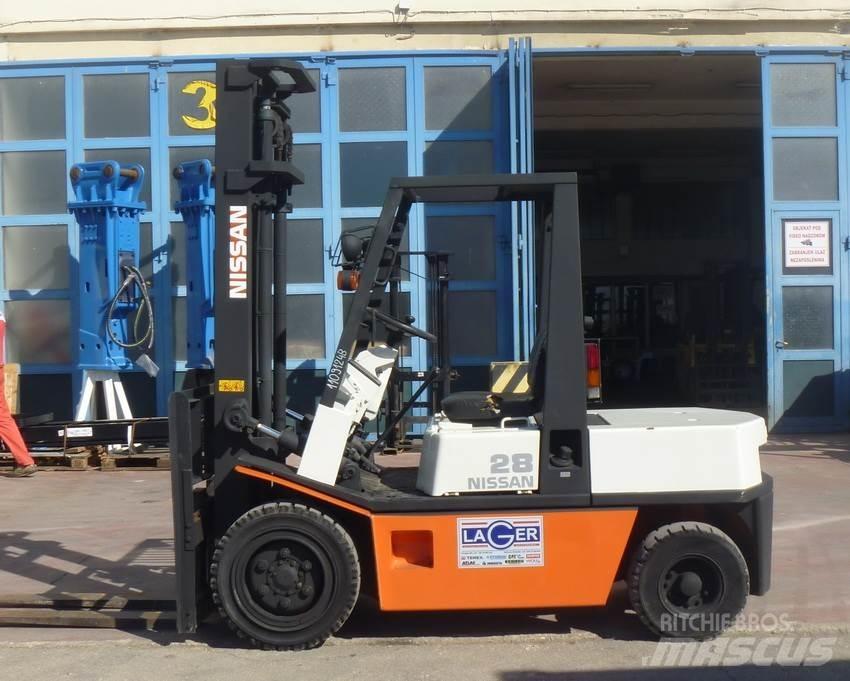 Nissan EGH02 Diesel Stapler