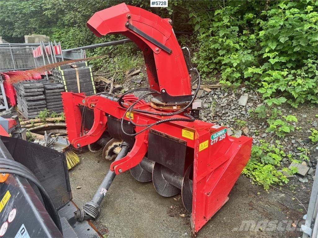 Globus GTF 250-19 Schneeschilde und -pflüge