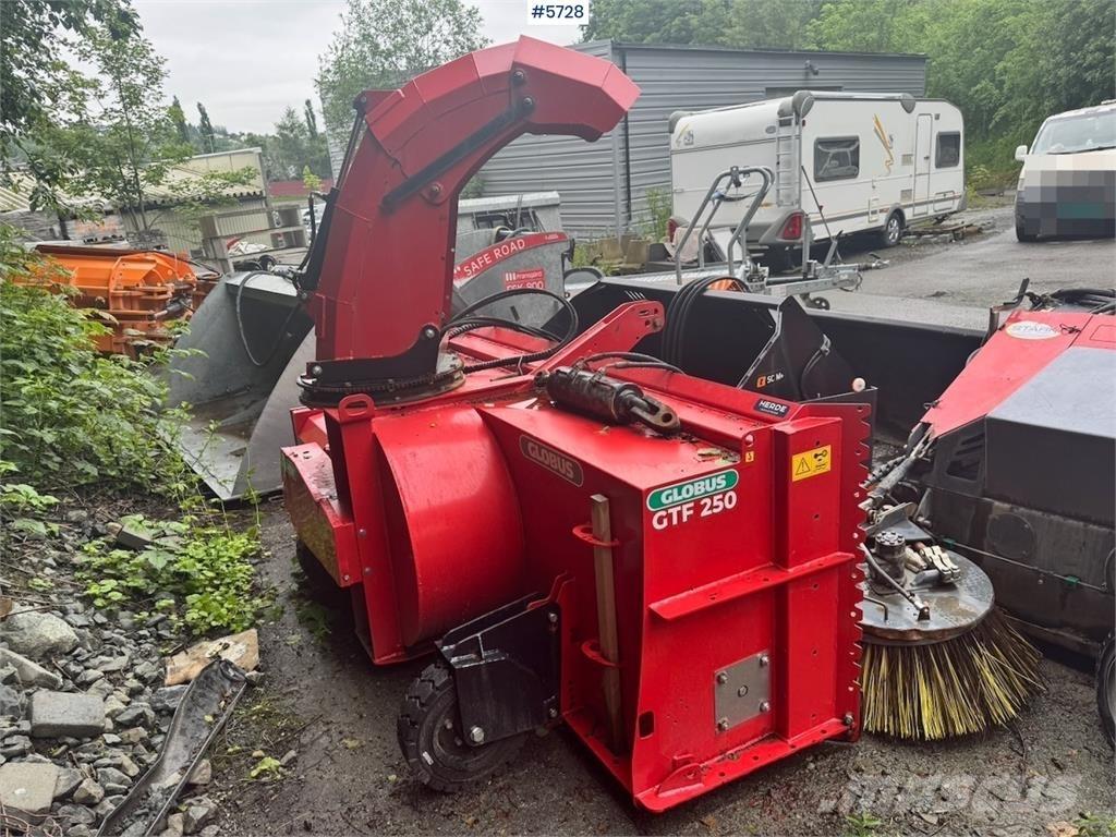 Globus GTF 250-19 Schneeschilde und -pflüge