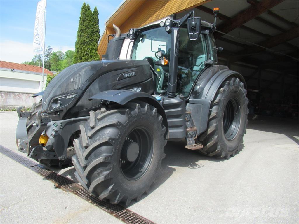 Valtra T 214D Traktoren