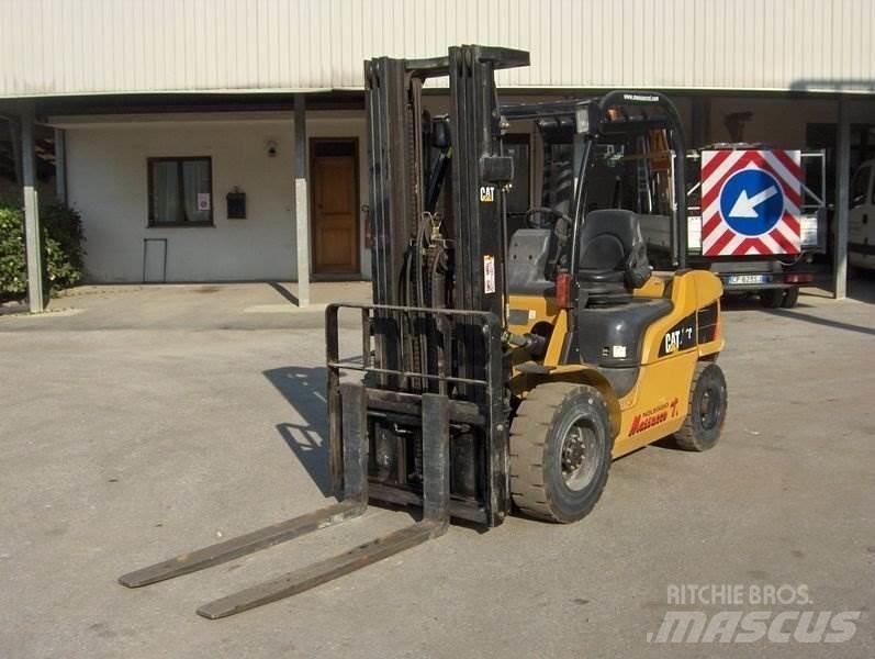CAT DP30N Diesel Stapler