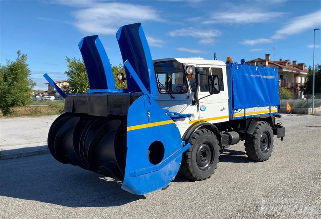 Mercedes-Benz UNIMOG Schneeschilde und -pflüge