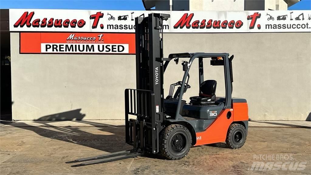Toyota 52-8FDF30 Diesel Stapler