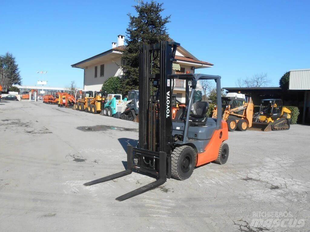 Toyota 8FDF20 Diesel Stapler