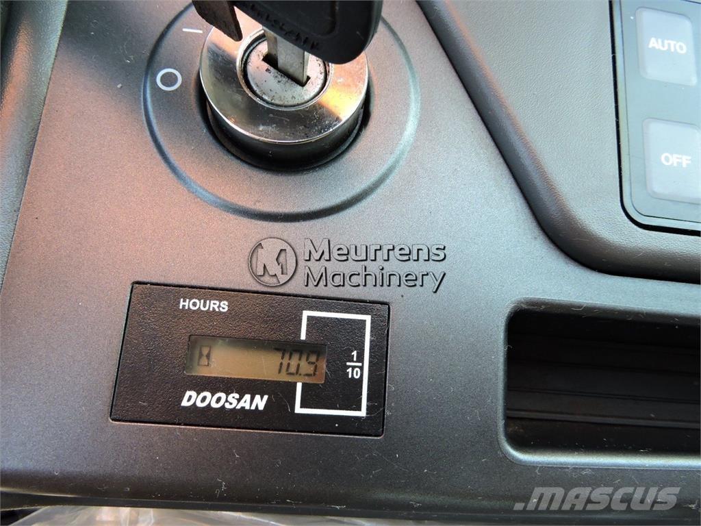 Doosan DX140LC Raupenbagger