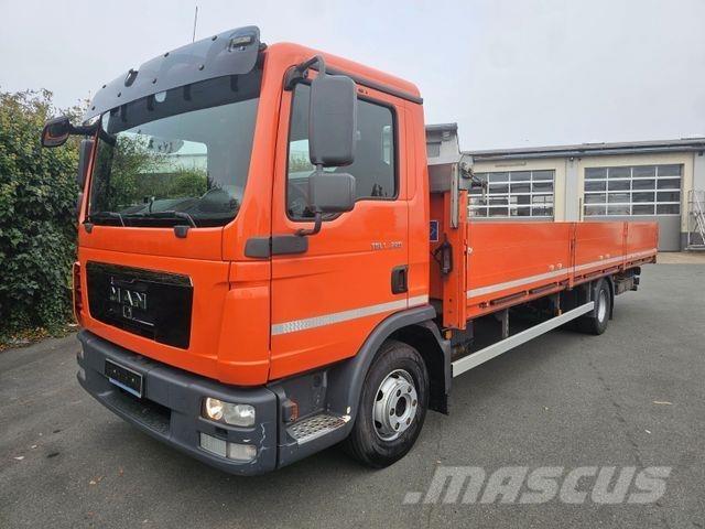 MAN 12.220 Pritschenwagen/Pritschenwagen mit Seitenklappe