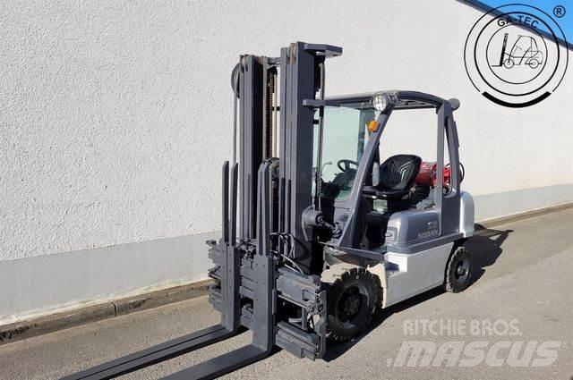 Nissan U1D2A25LQ Gas Stapler