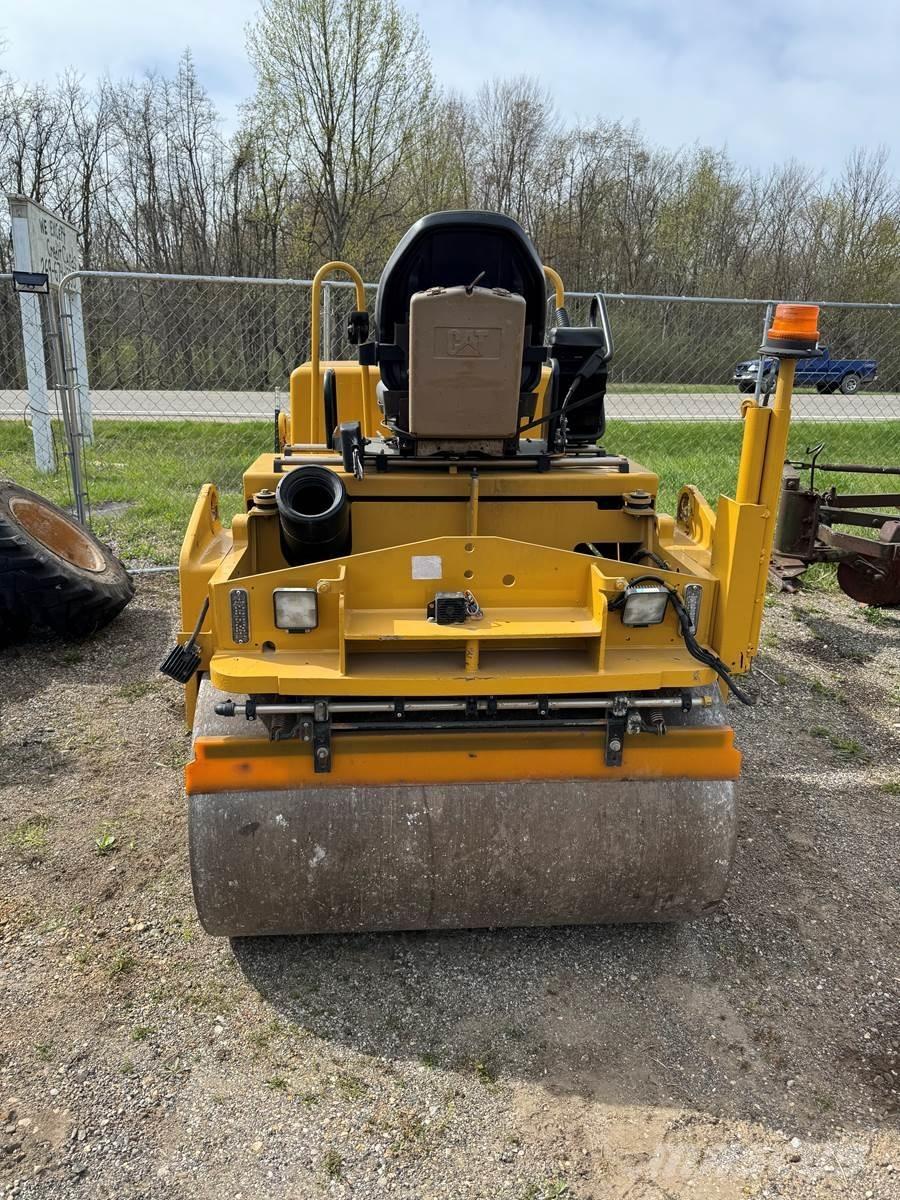 CAT CB34 Strassenfertiger