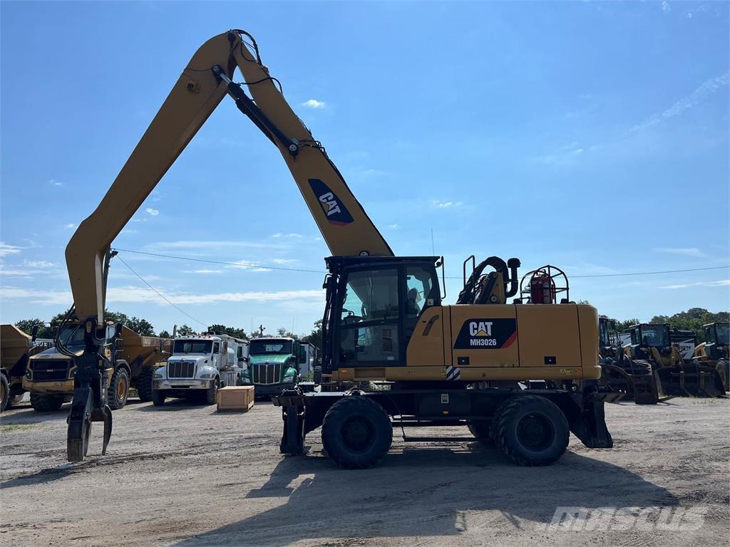 CAT MH3026 Abrissbagger