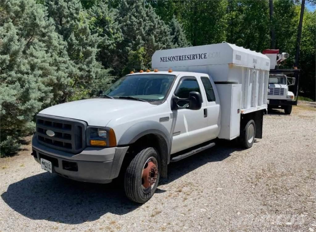 Ford F-550 Holztransportanhänger