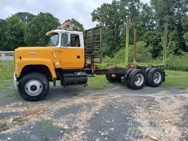 Ford L8000 Holzfahrzeuge