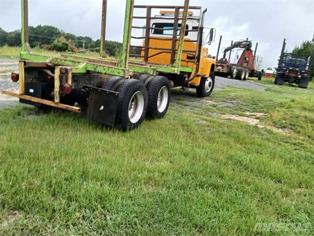 Ford L8000 Holzfahrzeuge