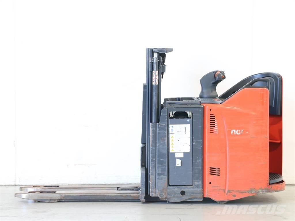 Linde D12SP/133-01 Deichselstapler