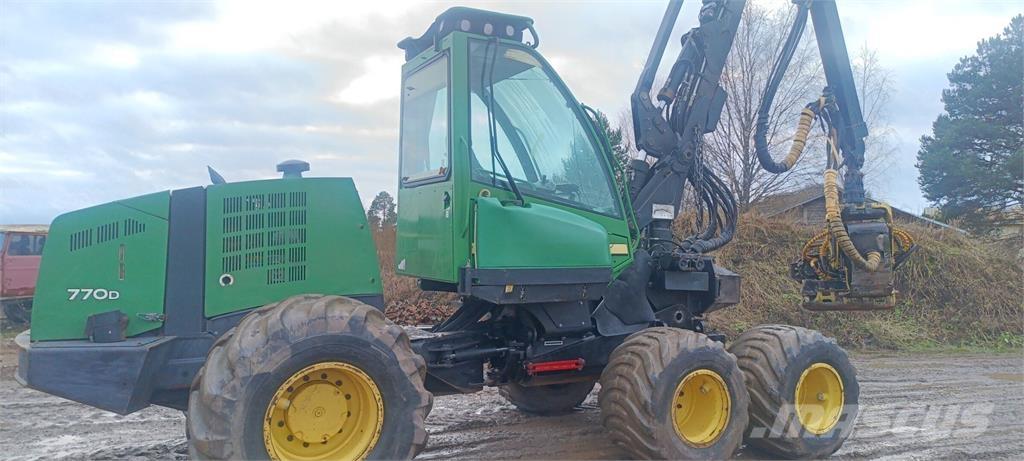 John Deere 770 D Harvester