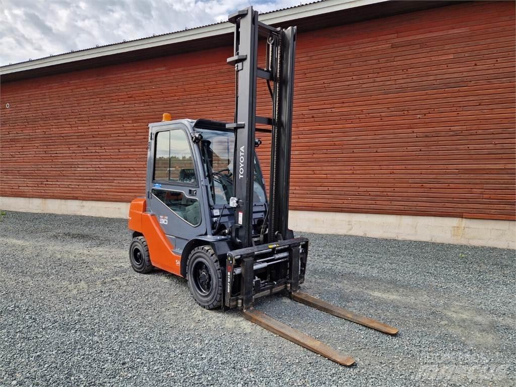 Toyota 02-8FDF30 Diesel Stapler
