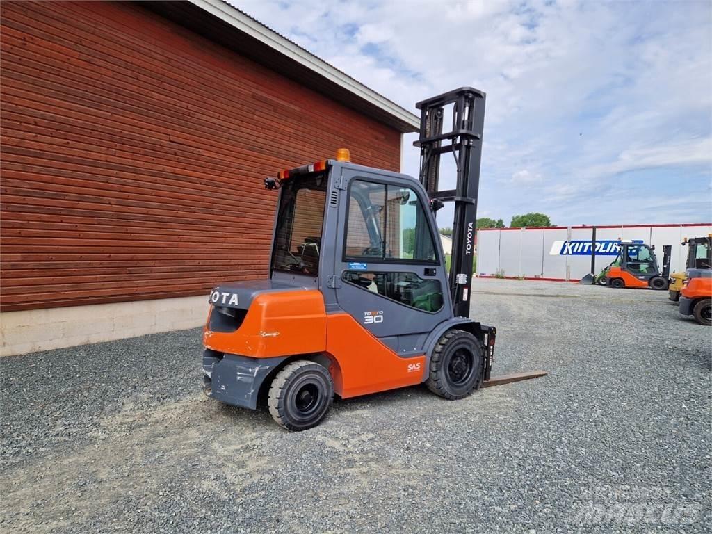 Toyota 02-8FDF30 Diesel Stapler