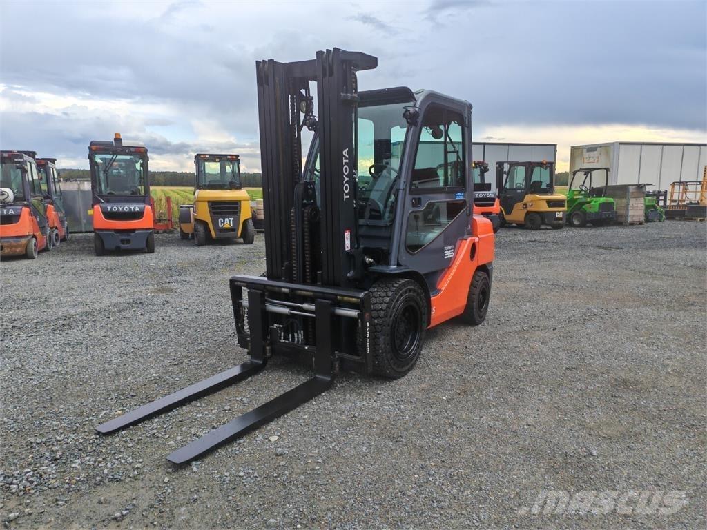 Toyota 02-8FDJF35 Diesel Stapler