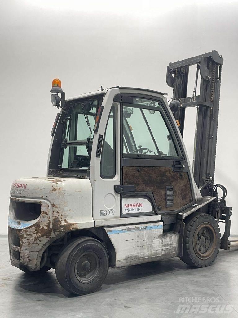 Nissan YG1D2A300 Diesel Stapler