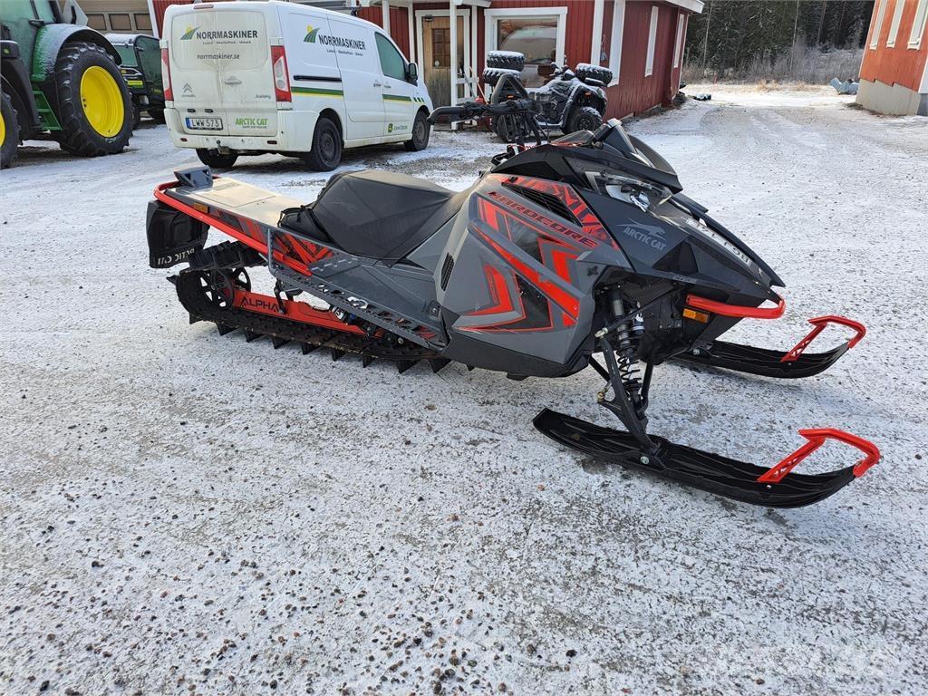 Arctic Cat M 8000 ALPHA Schneemobile