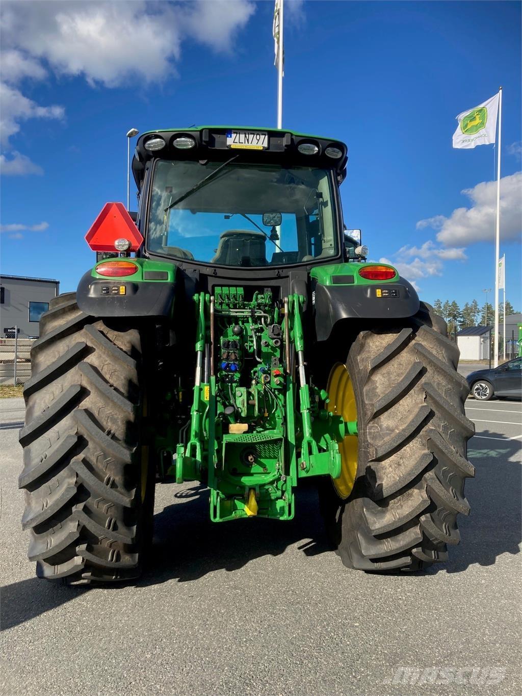 John Deere 6215R Traktoren