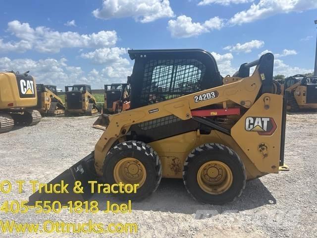 CAT 242D3 Reifen