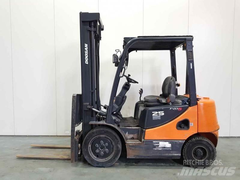 Doosan D25S-5 Diesel Stapler