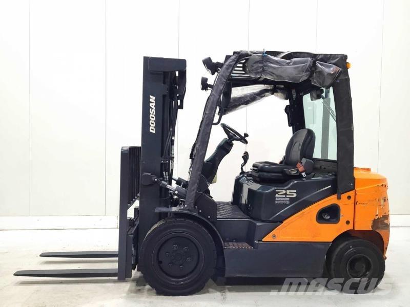 Doosan D25S-7 Diesel Stapler