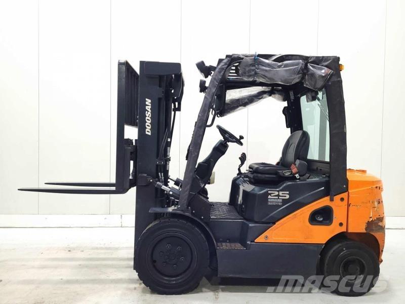 Doosan D25S-7 Diesel Stapler