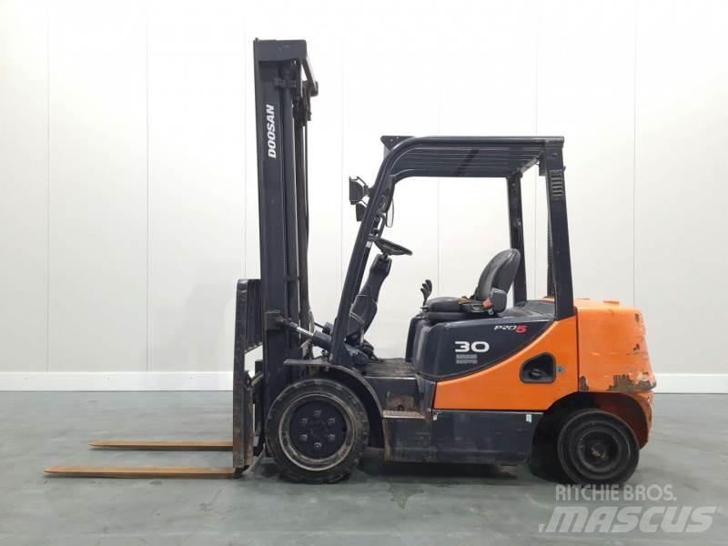 Doosan D30S-5 Diesel Stapler