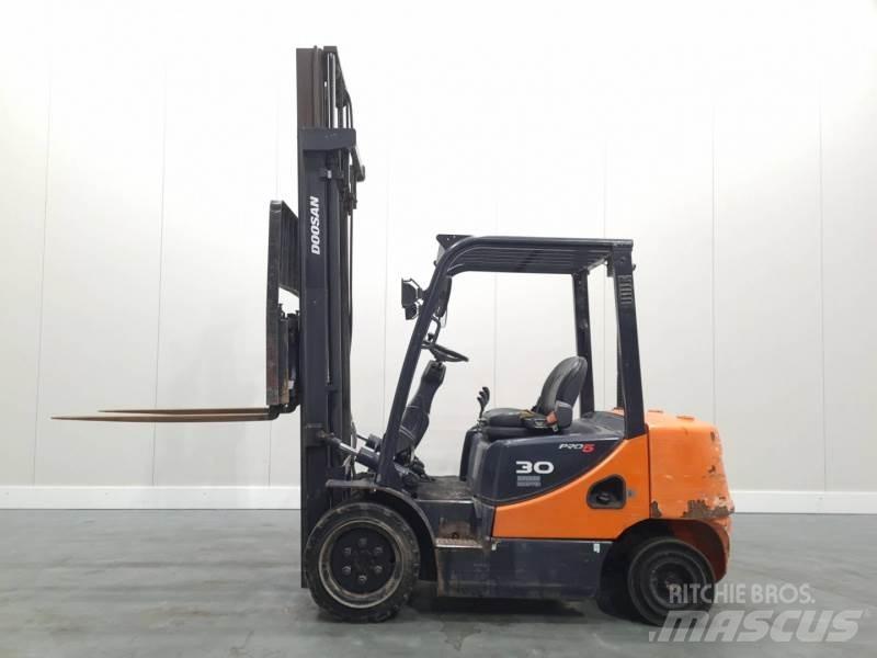 Doosan D30S-5 Diesel Stapler