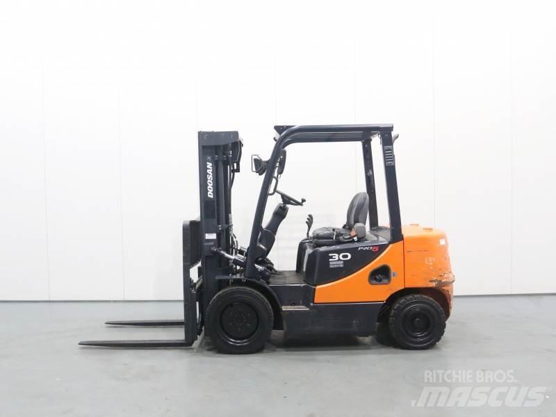 Doosan D30S-5 Diesel Stapler