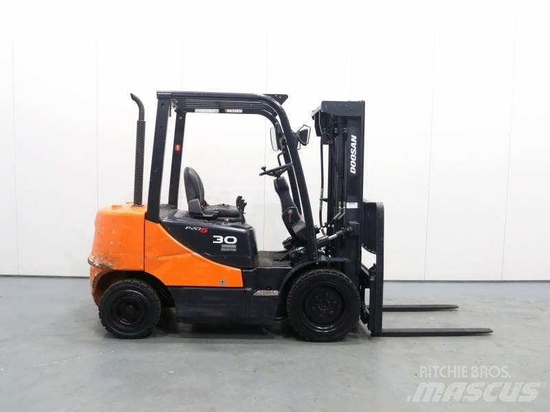 Doosan D30S-5 Diesel Stapler