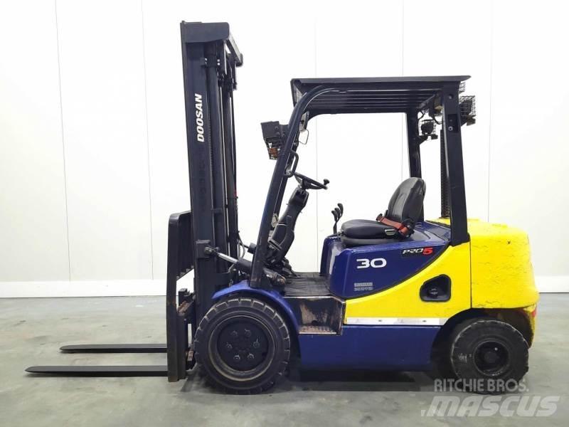 Doosan D30S-5 Diesel Stapler