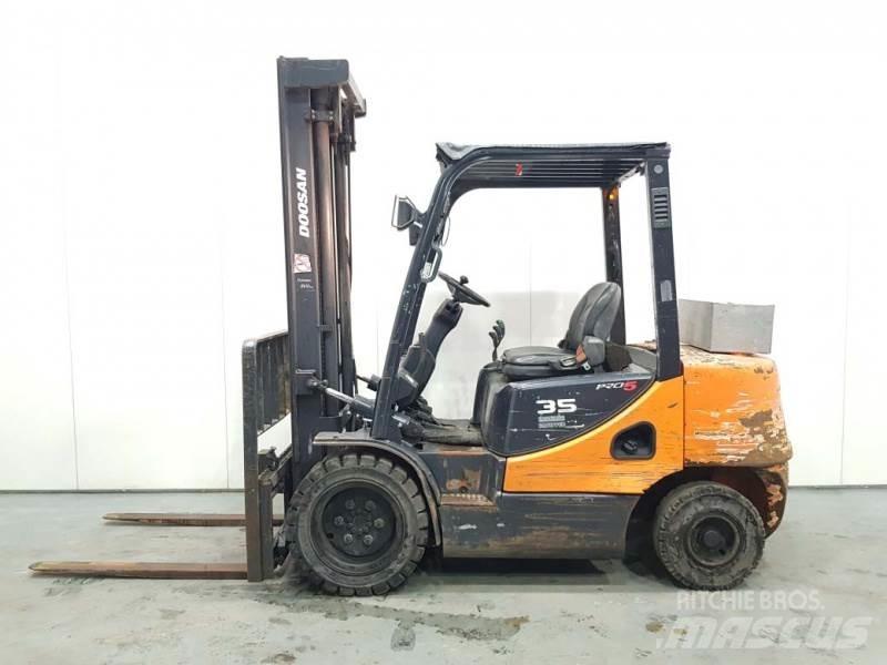 Doosan D35C-5 Diesel Stapler