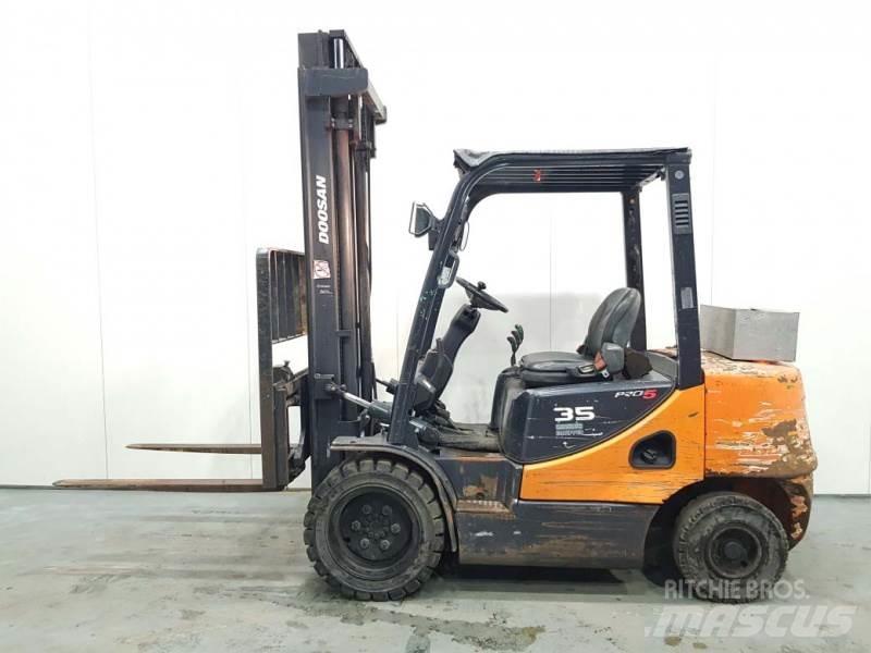Doosan D35C-5 Diesel Stapler