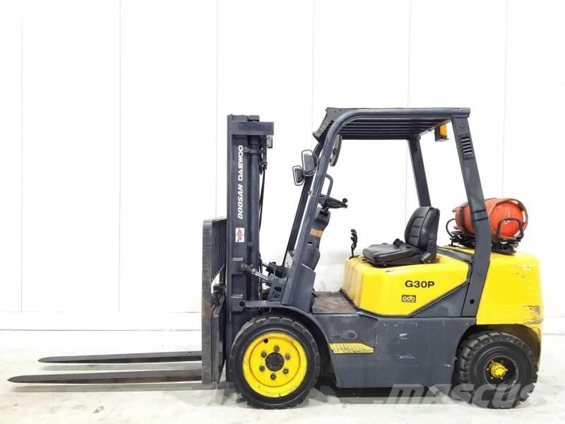 Doosan GP30-3 Gas Stapler
