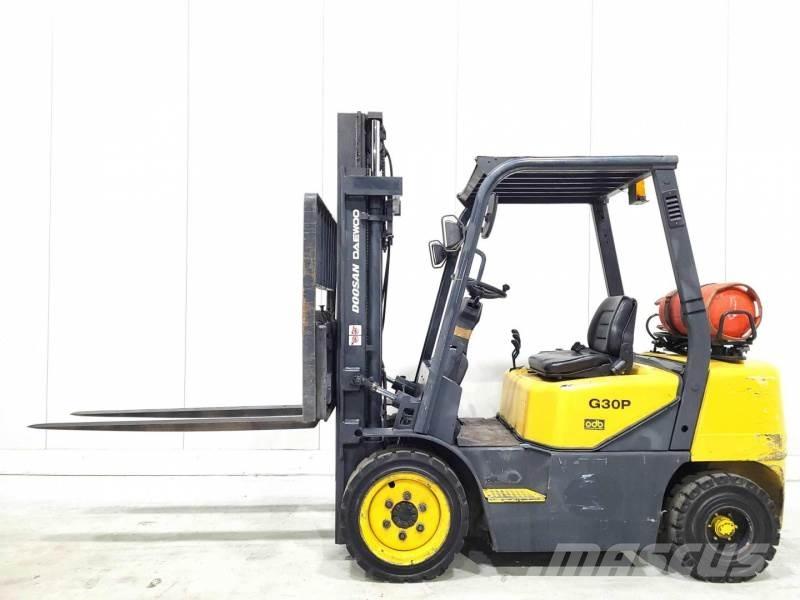 Doosan GP30-3 Gas Stapler