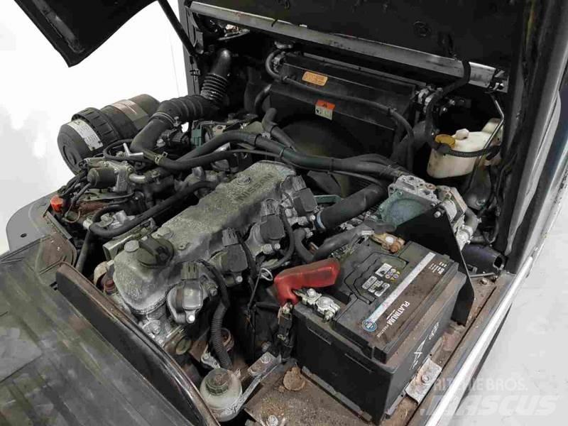 Nissan P1D1A18LQ Gas Stapler