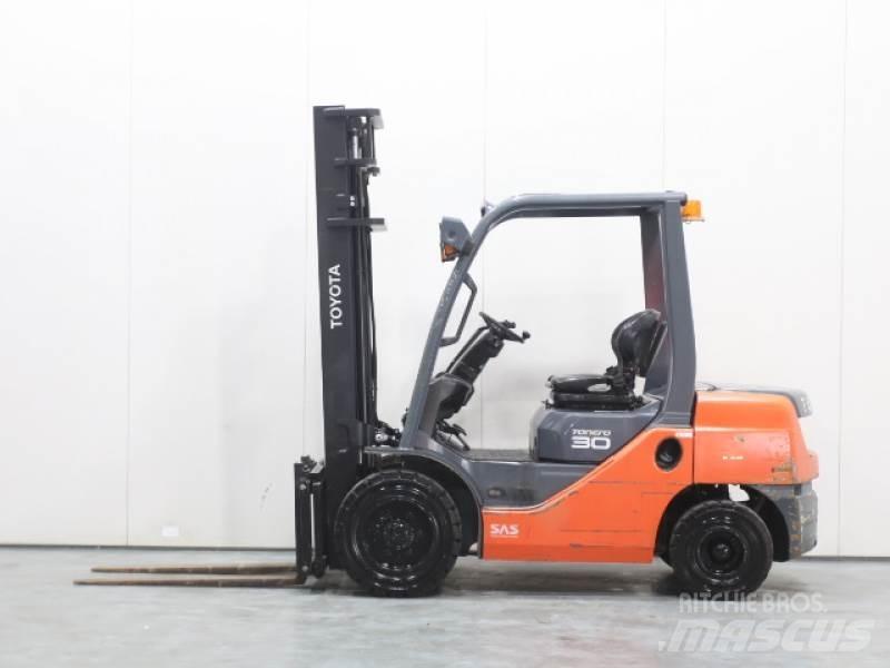 Toyota 02-8FDF30 Diesel Stapler