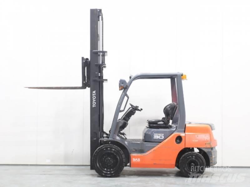 Toyota 02-8FDF30 Diesel Stapler