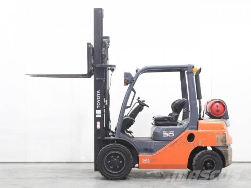 Toyota 02-8FGF30 Gas Stapler