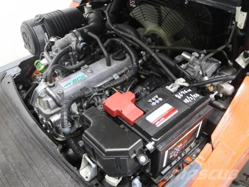 Toyota 02-8FGF30 Gas Stapler