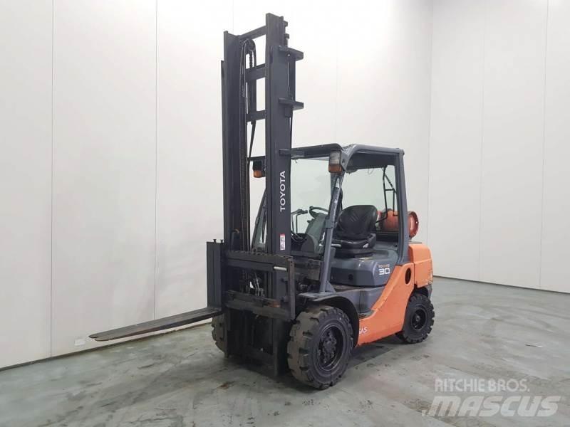 Toyota 8FGF30 Gas Stapler