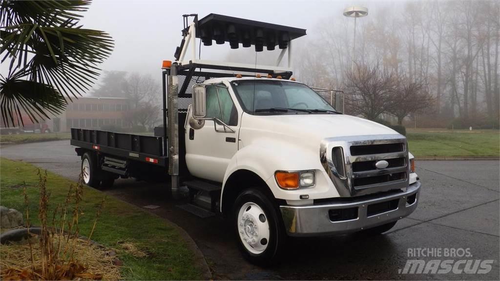 Ford F-750 Pritschenwagen/Pritschenwagen mit Seitenklappe