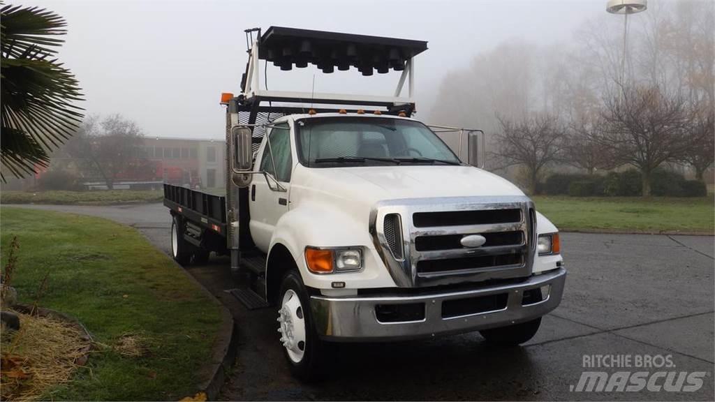 Ford F-750 Pritschenwagen/Pritschenwagen mit Seitenklappe