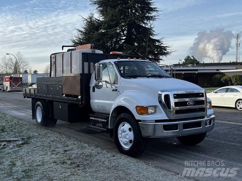 Ford F-750 Pritschenwagen/Pritschenwagen mit Seitenklappe