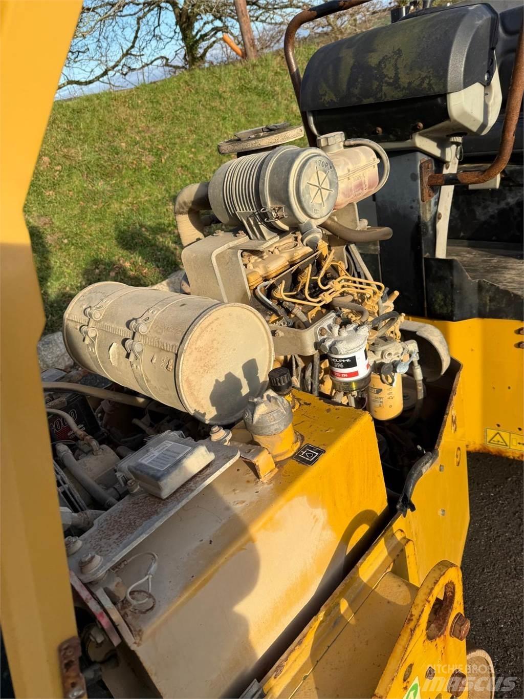 CAT CB24B Tandemwalzen