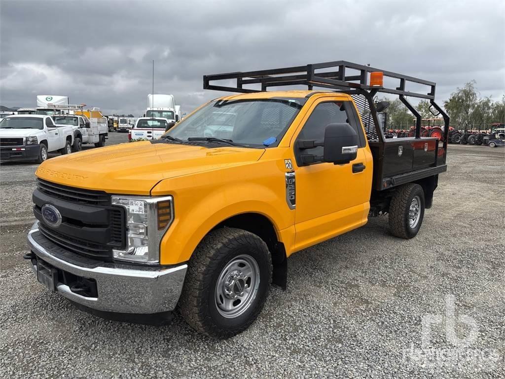 Ford F-250 Pritschenwagen/Pritschenwagen mit Seitenklappe
