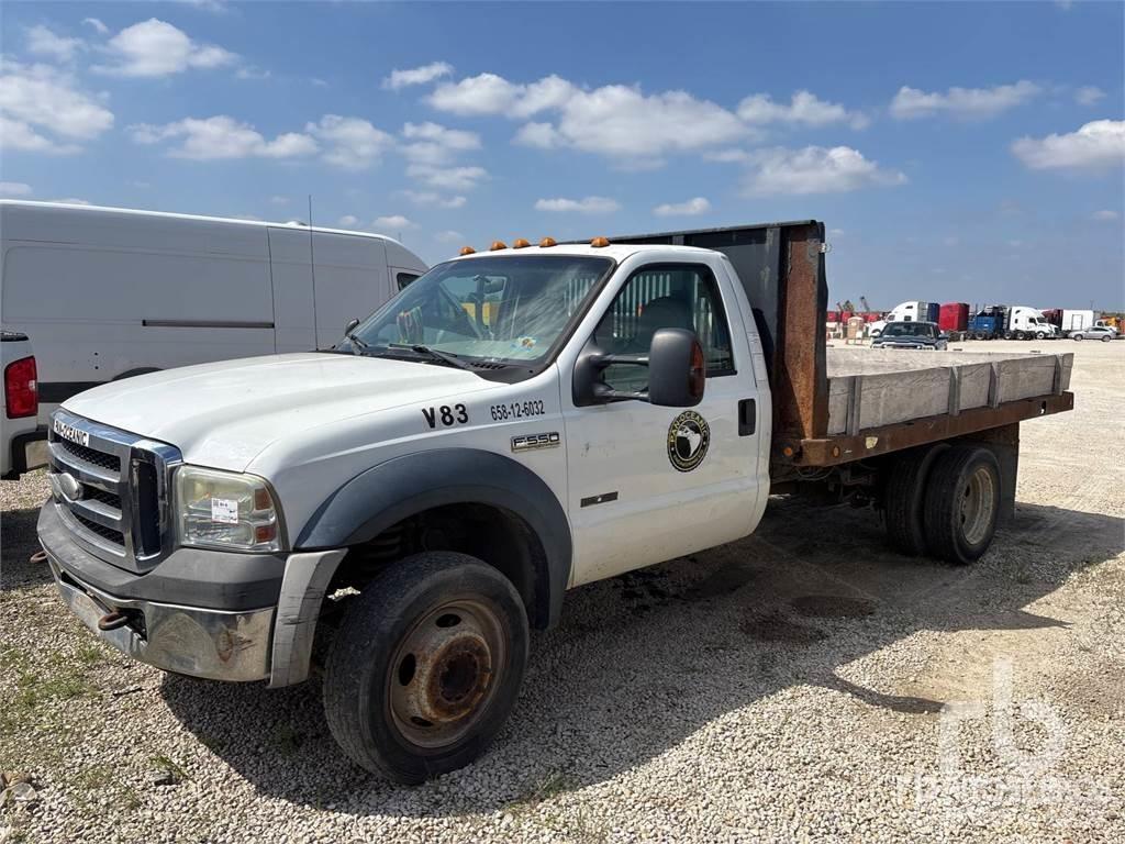 Ford F-550 Pritschenwagen/Pritschenwagen mit Seitenklappe